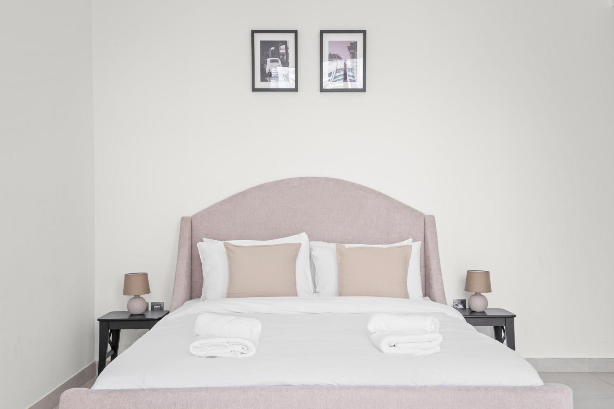 Vayk - Gorgeous Marina-front In Prime Location Apartment