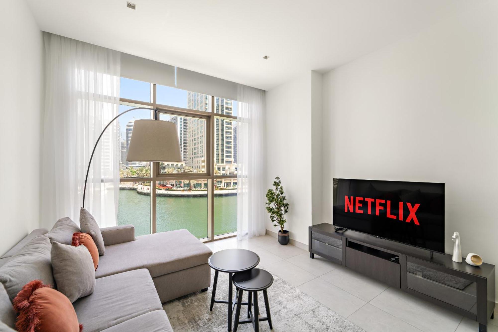 Vayk - Gorgeous Marina-front In Prime Location Apartment *